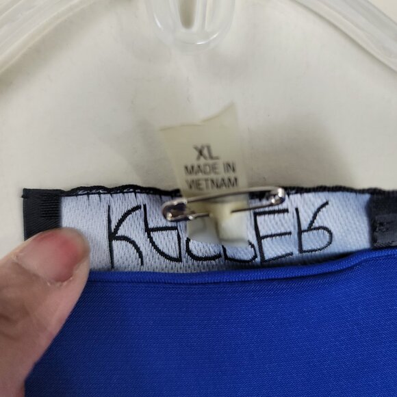 Kasper Sleeveless Pleated Scoop Neck Blouse - Picture 5 of 8